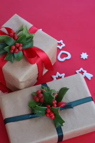 Dois Presentes Natal Com Ramo Holly Com Bagas Vermelhas Decorações — Fotografia de Stock