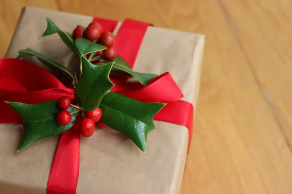 Χριστουγεννιάτικο Δώρο Διακόσμηση Holly Κόκκινα Μούρα Ξύλινο Φόντο Χώρο Αντιγραφής — Φωτογραφία Αρχείου