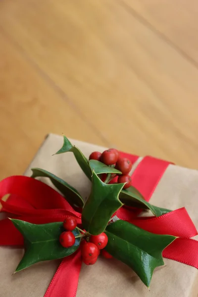 Χριστουγεννιάτικο Δώρο Διακόσμηση Holly Κόκκινα Μούρα Ξύλινο Φόντο Χώρο Αντιγραφής — Φωτογραφία Αρχείου