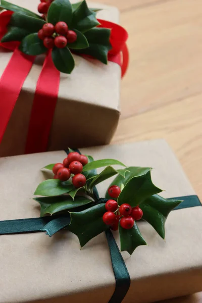 Δύο Χριστουγεννιάτικα Δώρα Διακόσμηση Holly Κόκκινα Μούρα Ξύλινο Φόντο Χώρο — Φωτογραφία Αρχείου