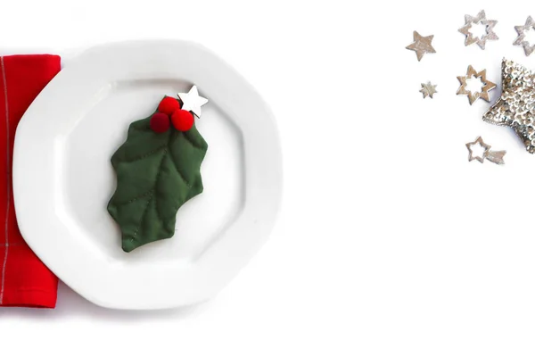 Festlig Dukning Till Jul Med Röda Bär Dekoration Vit Keramik — Stockfoto