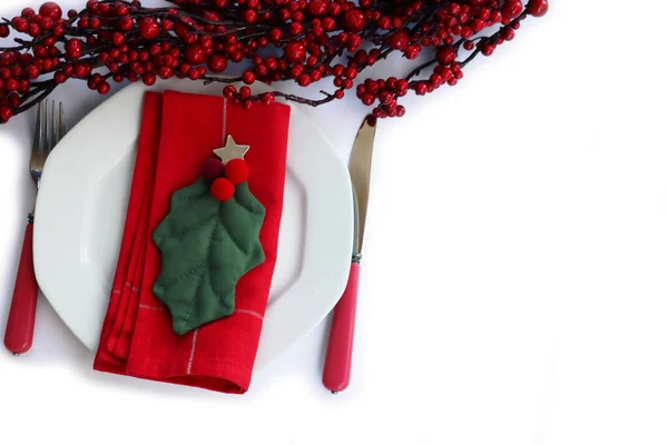 Накрытие Праздничного Стола Рождество Красными Ягодами Украшения Белая Керамическая Плита — стоковое фото