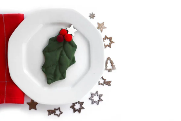 전통적 크리스마스 식탁에 세라믹 접시가 배경에 — 스톡 사진