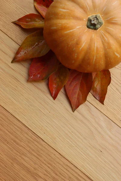 Frischer Blassoranger Kürbis Mit Herbstlichen Blättern Auf Hölzernem Hintergrund — Stockfoto