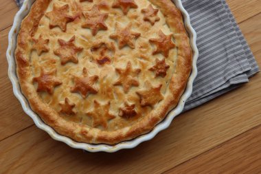 İtalyan Timballo ya da makarnayla dolu Timbale ve ahşap masada domates soslu beşamel.