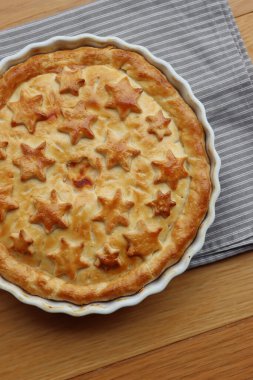 İtalyan Timballo ya da makarnayla dolu Timbale ve ahşap masada domates soslu beşamel.