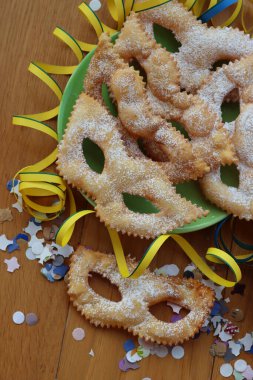 Geleneksel tatlı, çıtır çıtır, bol yağda kızartılmış ve karnaval maskesi şeklinde şeker serpiştirilmiş. Chiacchere veya crostoli, bugie, cenci konfeti ve kağıt serpentine 