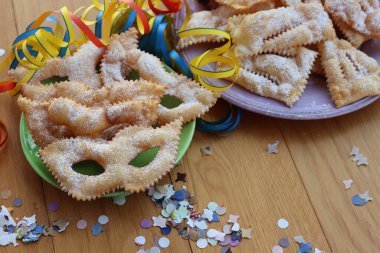İtalyan tatlısı, kıtır kıtır, bol yağda kızartılmış ve renkli tabaklarda karnaval maskesi şeklinde şeker serpiştirilmiş. Chiacchere veya crostoli, bugie, cenci konfeti ve kağıt serpentine 