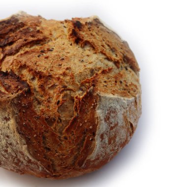 Beyaz arka planda izole edilmiş keten ve ayçekirdeği içeren hecelenmiş unla kepekli ekmek.