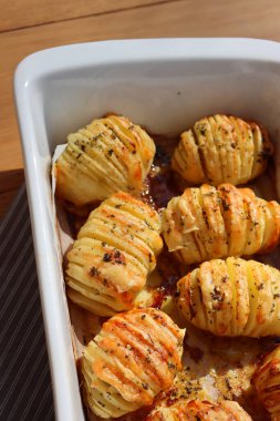 Hasselback taze bitkilerle fırında patates ve sarımsak. Geleneksel İsveç yemekleri