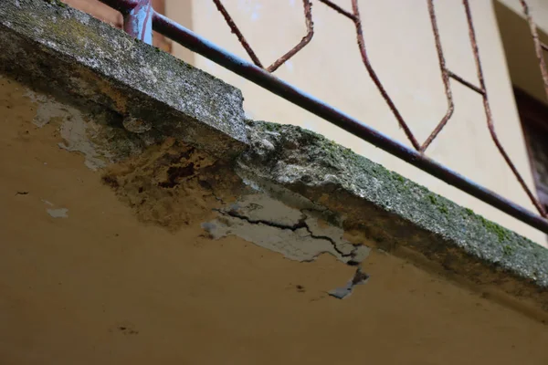 Talya Eski Bir Evin Balkonunda Hasar Görmüş Çatlak Betonlu Balkon Stok Resim