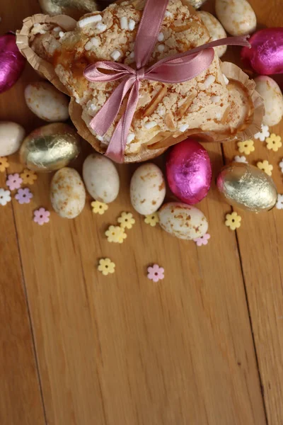Dulce Pastel Pascua Llamado Colomba Pasquale Con Coloridos Huevos Chocolate — Foto de Stock