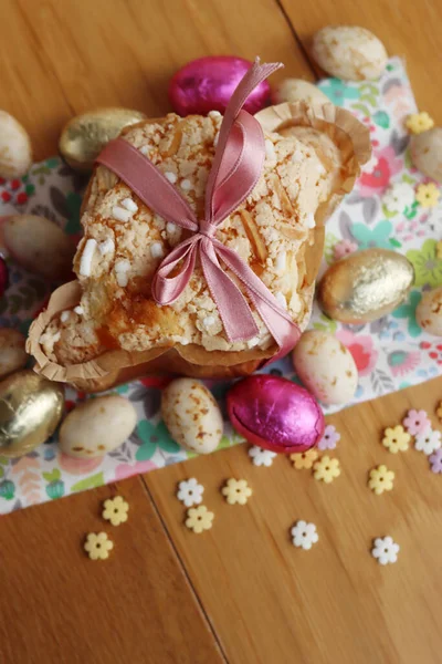 Коломба Паскуале Сладкий Пасхальный Торт Шоколадными Яйцами Цветочной Ткани Итальянская — стоковое фото