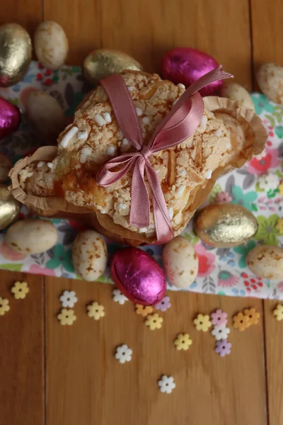 Коломба Паскуале Солодкий Великодній Торт Шоколадними Яйцями Квітковій Тканині Традиційне — стокове фото