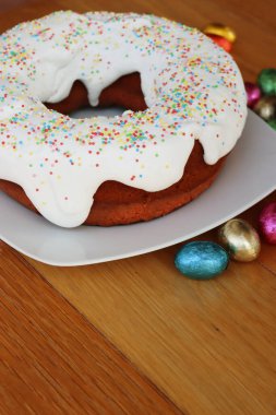 Ciaramicola. Paskalya için geleneksel İtalyan Umbrian pastası. Kırmızı donut şeklinde kek, Alchermes ile süslenmiş ve beyaz şeker ve şekerle süslenmiş.