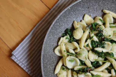Orecchiette alla pugliese. Kızartma tavasında turp yeşili yapraklı geleneksel İtalyan makarnası.