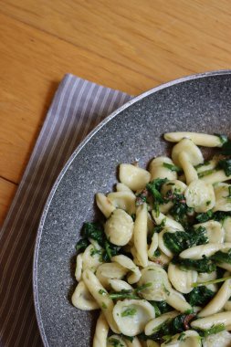 Orecchiette alla pugliese. Kızartma tavasında turp yeşili yapraklı geleneksel İtalyan makarnası.