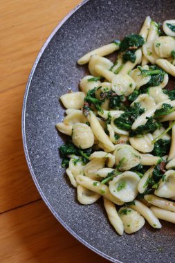 Orecchiette alla pugliese. Kızartma tavasında turp yeşili yapraklı geleneksel İtalyan makarnası.