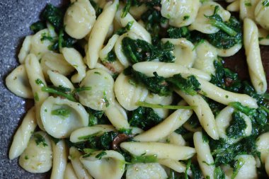 Orecchiette alla pugliese. Kızartma tavasında turp yeşili yapraklı geleneksel İtalyan makarnası.