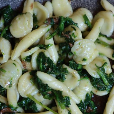 Orecchiette alla pugliese dokusu. Turp yeşili yapraklı geleneksel İtalyan makarnası.