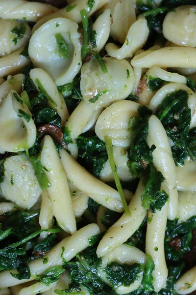 オレシエッテアッラポリエステルの食感 カブの緑の葉と伝統的なイタリアのパスタ — ストック写真