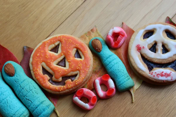 Hexenfinger Kürbis Und Gespensterkekse Halloween Auf Einem Holztisch Mit Bonbons — Stockfoto