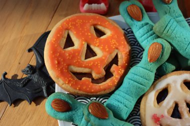 Cadılar Bayramı için tahta bir masada Cadılar Bayramı için cadı parmakları ve balkabağı kurabiyesi. Cadılar Bayramı geçmişi