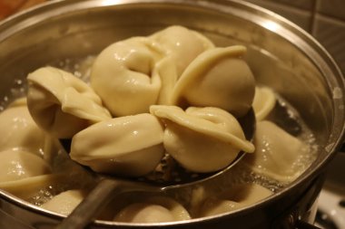 Kaynar suda İtalyan Cappellaci makarnası pişirmeye yakın çekim.