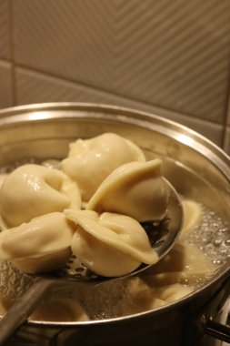 Kaynar suda İtalyan Cappellaci makarnası pişirmeye yakın çekim.