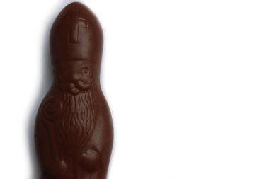 Beyaz arka planda izole edilmiş çikolatadan yapılmış Aziz Nicolas