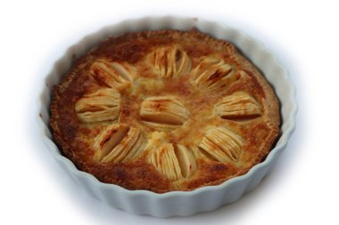 Beyaz arka planda kremalı ve dilimlenmiş meyveli ev yapımı lezzetli elmalı turta.