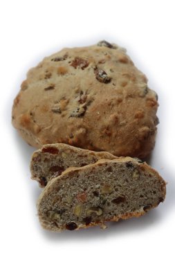 Tuscany 'den (İtalya) ev yapımı Pan co' Santi beyaz arka planda izole edildi. Kuru üzümlü, bademli, cevizli ve anasonlu geleneksel tatlı ekmek.