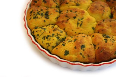 Beyaz arkaplanda izole edilmiş bir kek tavasında zerdeçal ve maydanozlu ekmek.