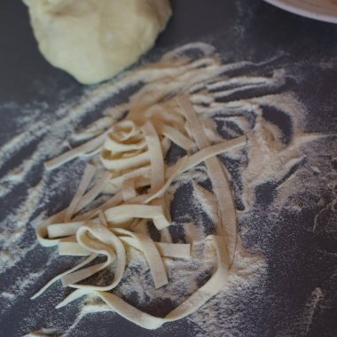 El yapımı İtalyan geleneksel Tagliatelle makarnası. Çiğ İtalyan makarnası da fettucine, tagliatelle veya pappardelle olarak da bilinir.