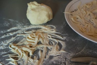 El yapımı İtalyan geleneksel Tagliatelle makarnası. Çiğ İtalyan makarnası da fettucine, tagliatelle veya pappardelle olarak da bilinir.