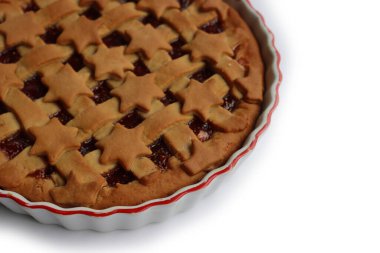 Beyaz arka planda koyu incir reçelli bir turta.