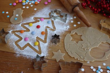 Kurabiye kesicili zencefilli hamur ve tahtadan yapılmış un üzerine çizilmiş Noel ağacı.