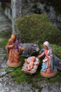 Aziz Meryem, Aziz Joseph ve bebek İsa 'nın seçici odaklı doğal bir mağarada doğduğu geleneksel Noel doğum sahnesi.