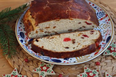 Christstollen. Geleneksel dilimlenmiş ekmek ve Noel için ahşap bir masada yapılmış meyveler.
