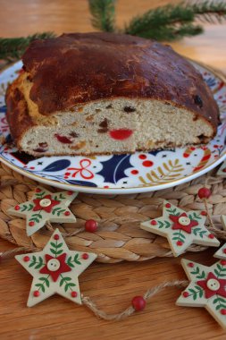 Christstollen. Geleneksel dilimlenmiş ekmek ve Noel için ahşap bir masada yapılmış meyveler.