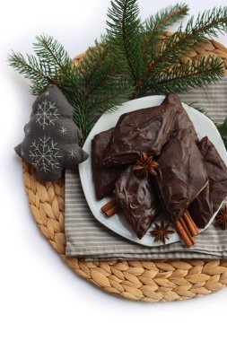 İtalyan geleneksel kurabiyelerinin adı Mostaccioli ya da Mustaccioli beyaz bir tabakta. Noel kurabiyeleri mith Pisto, çeşitli baharatların bir karışımı