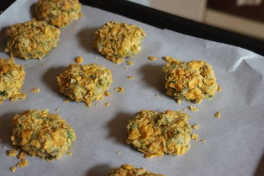 Yakından. Kabak ve mısır gevreğinden yapılmış vejetaryen topları.