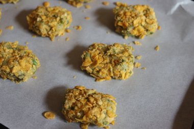 Yakından. Kabak ve mısır gevreğinden yapılmış vejetaryen topları.