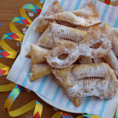 İtalyan tatlısı, kıtır kıtır, bol yağda kızartılmış ve karnaval maskesi şeklinde şeker serpiştirilmiş. Chiacchere veya crostoli, bugie, cenci konfeti ve kağıt serpentine