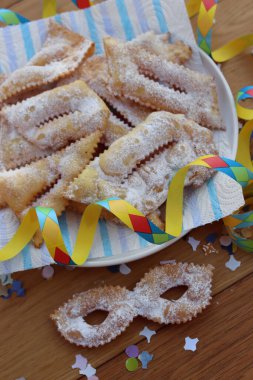 İtalyan tatlısı, kıtır kıtır, bol yağda kızartılmış ve karnaval maskesi şeklinde şeker serpiştirilmiş. Chiacchere veya crostoli, bugie, cenci konfeti ve kağıt serpentine