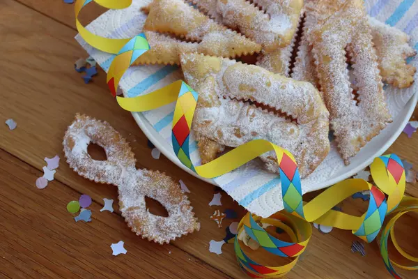 İtalyan tatlısı, kıtır kıtır, bol yağda kızartılmış ve karnaval maskesi şeklinde şeker serpiştirilmiş. Chiacchere veya crostoli, bugie, cenci konfeti ve kağıt serpentine