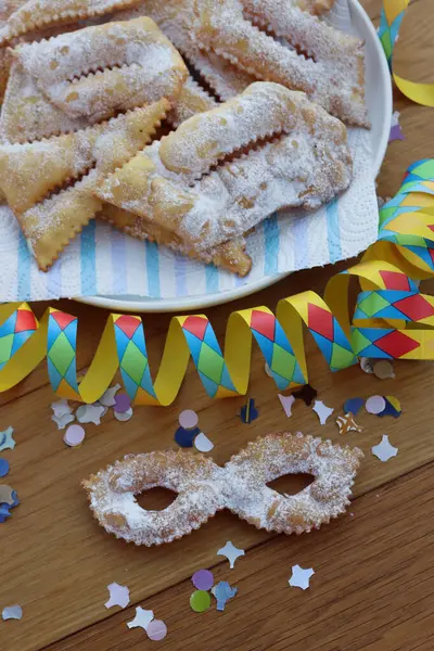 İtalyan tatlısı, kıtır kıtır, bol yağda kızartılmış ve karnaval maskesi şeklinde şeker serpiştirilmiş. Chiacchere veya crostoli, bugie, cenci konfeti ve kağıt serpentine