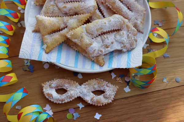 İtalyan tatlısı, kıtır kıtır, bol yağda kızartılmış ve karnaval maskesi şeklinde şeker serpiştirilmiş. Chiacchere veya crostoli, bugie, cenci konfeti ve kağıt serpentine
