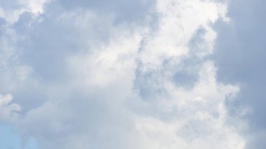 Pofuduk beyaz ve gri bulutların yakın plan görüntüsü açık gökyüzü arkaplanına karşı.