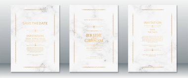 Zarif altın zincirli modern düğün davetiyesi şablonları beyaz mermer arka planda. Bu temiz ve lüks tasarım üst düzey düğünler, resmi etkinlikler ya da minimalist estetik bir gelin kırtasiyesi için mükemmeldir..